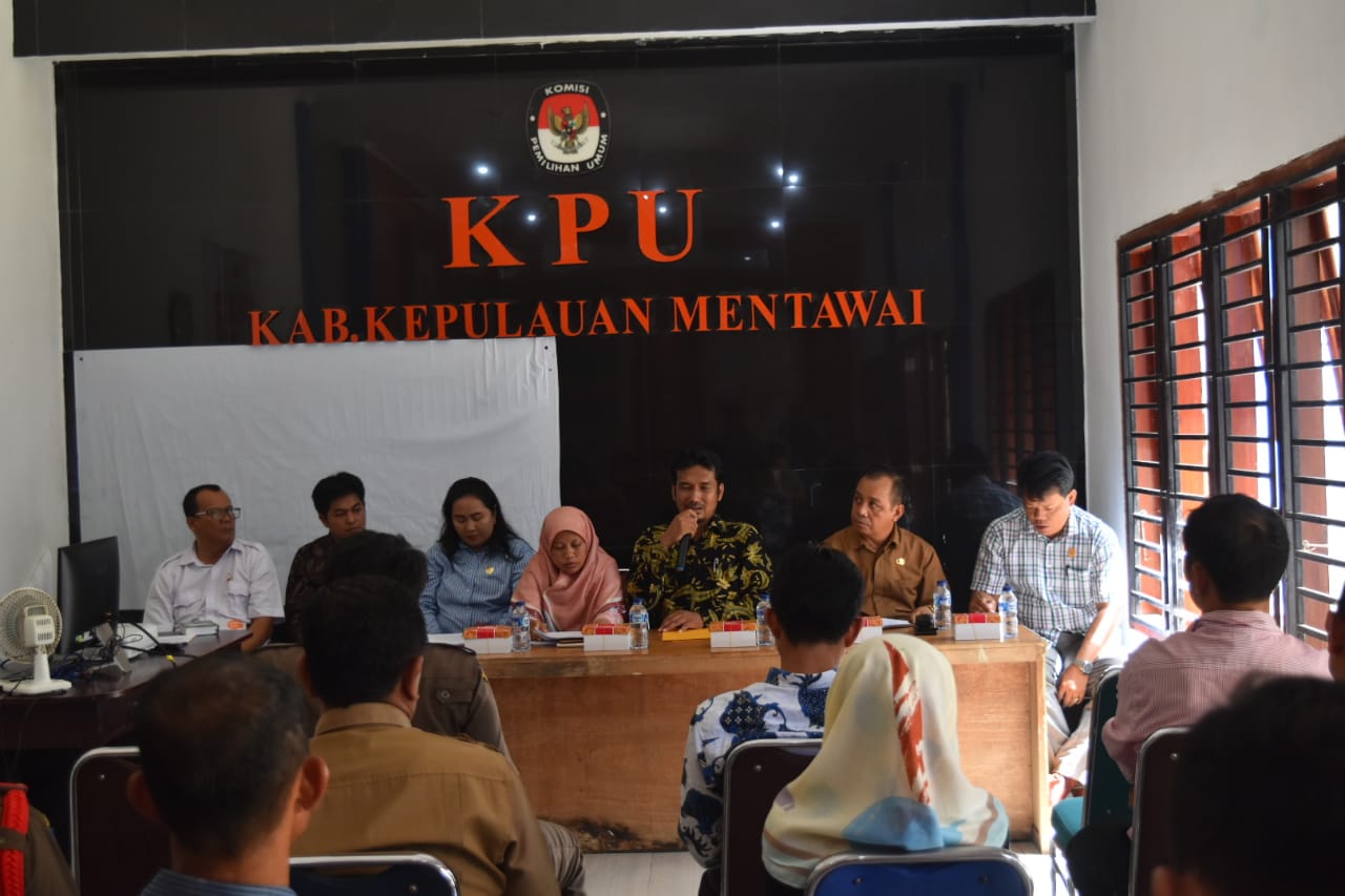 Suasana Rapat Pleno rekapitulasi DPTHP3 di Kantor KPU Mentawai